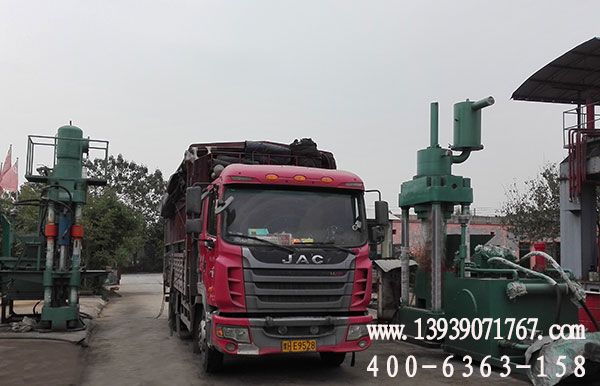 金屬屑?jí)簤K機(jī)發(fā)貨現(xiàn)場